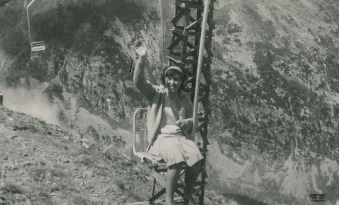 Dona en un telecadira