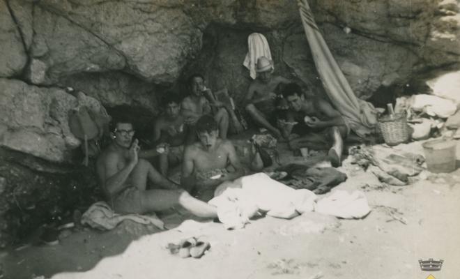 El grup de joves Els cors catalans en una platja