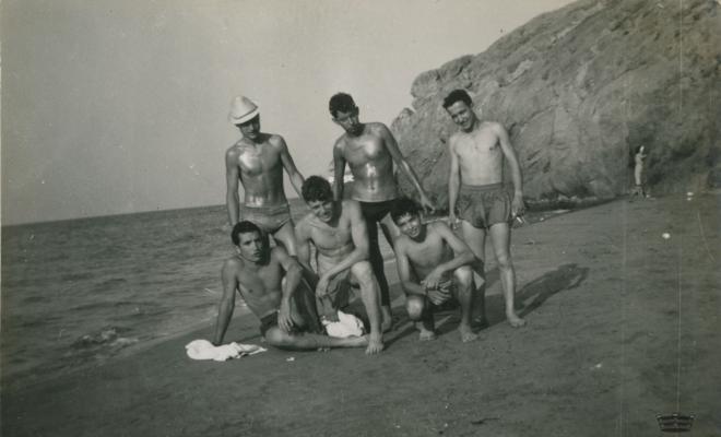 El grup de joves Els cors catalans en una platja