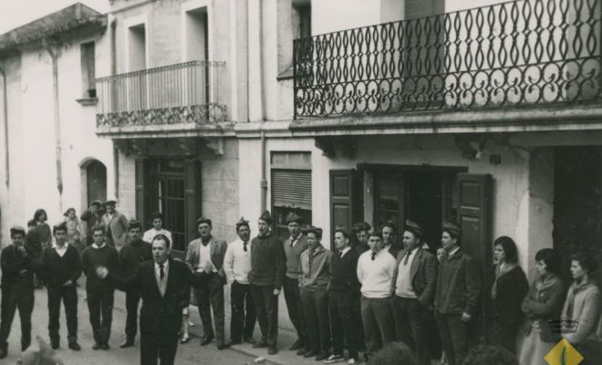 El grup de caramelles de la Palma cantant davant ca la Rafela dirigits per Esteve Fisas