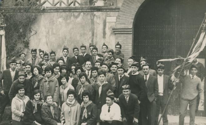 Grup de cantants de caramelles davant ca n'Iglésies