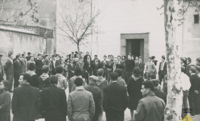 Grup de cantants de caramelles davant ca n'Iglésies dirigits per Esteve Fisas