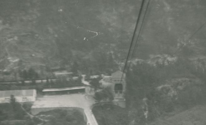 Vista del Llobregat i de l'estació de ferrocarril de l'Aeri de Montserrat des d'una cabina del funicular