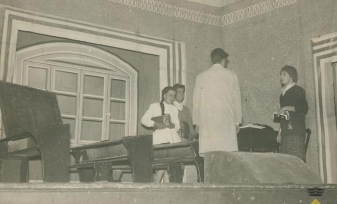 Obra de teatre a l'Aliança en la que un grup d'homes es van disfressar de dones
