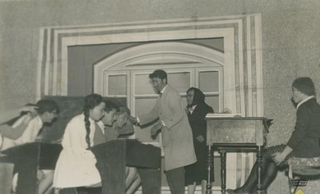 Obra de teatre a l'Aliança en la que un grup d'homes es van disfressar de dones