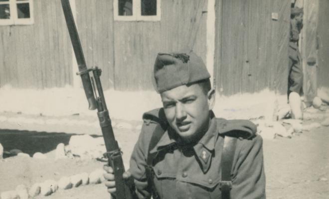 Jaume Balasch vestit de soldat i amb fusell