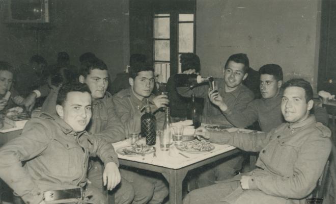 Soldats a la cantina del Destacamento de Artilleria Antiaérea de Ripollet