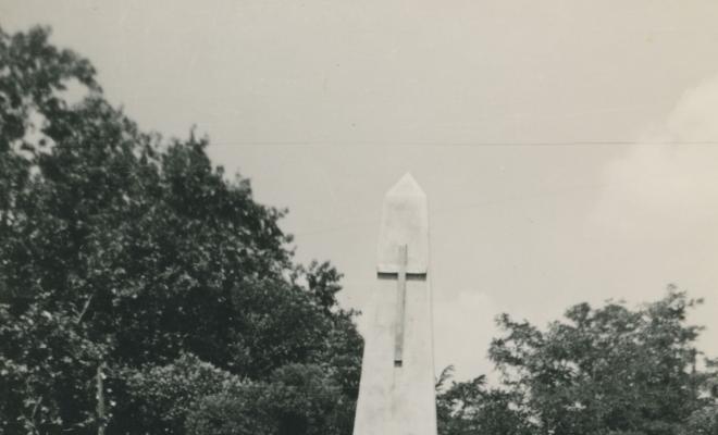 Soldat davant monument i canons al Destacamento de Artilleria Antiaérea de Ripollet