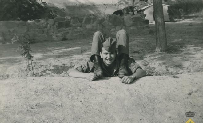 Jaume Balasch vestit de soldat t fent broma al Destacamento de Artilleria Antiaérea de Ripollet