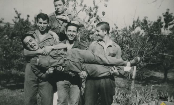 Soldats en actitud lúdica al Destacamento de Artilleria Antiaérea de Ripollet