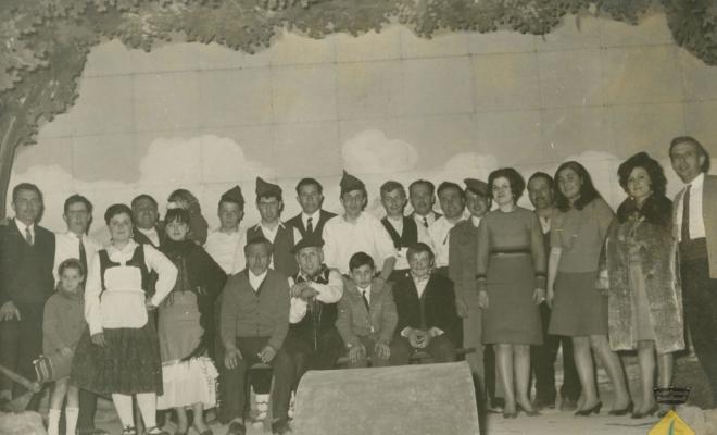 Obra de teatre representada a l'Aliança, probablement Muntanyes del Canigó