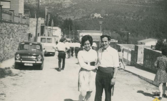 Jaume Balasch i Montserrat Ollé al carrer mentre fan la ronda per cantar caramelles
