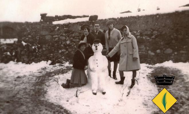 Grup de joves amb ninot de neu