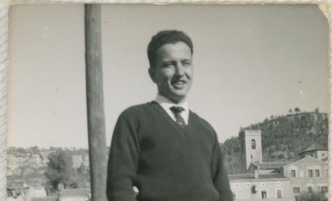 Jaume Balasch Pi a l'hort, amb el poble de la Palma al darrera