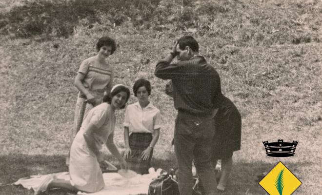 Grup de joves de pícnic