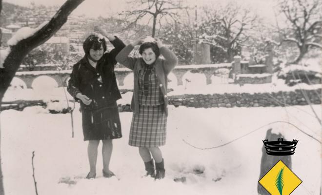 Dues noies jugant amb la neu