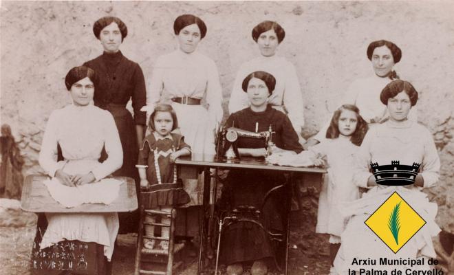 Grup de dones en una classe de costura