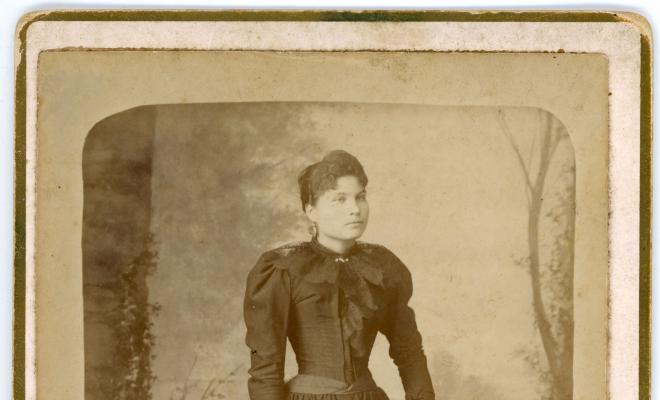 Retrat d'estudi d'una dona de Cal Benet