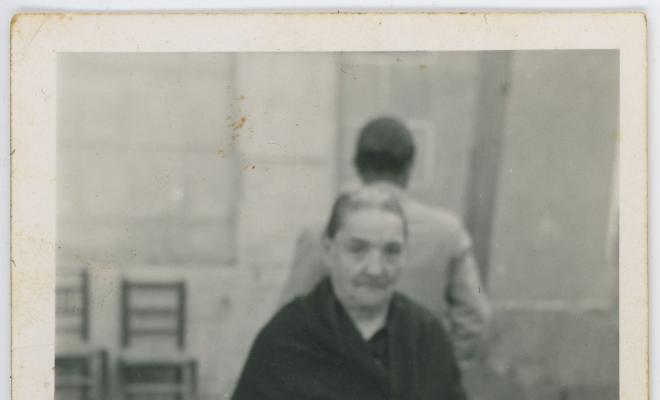 La iaia Roseta Ollé al patí a ca l'Anzí