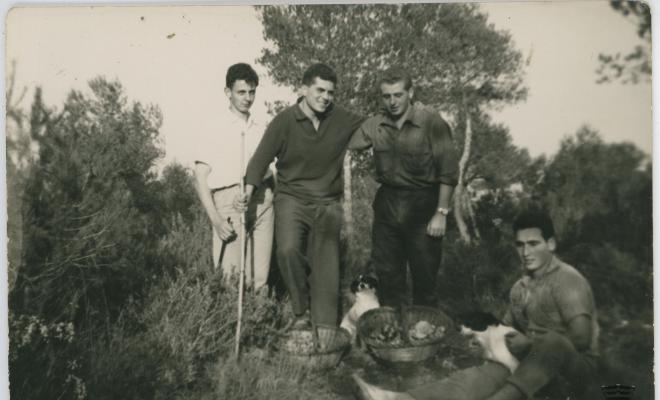 Grup d'amics en una excursió per anar a buscar bolets