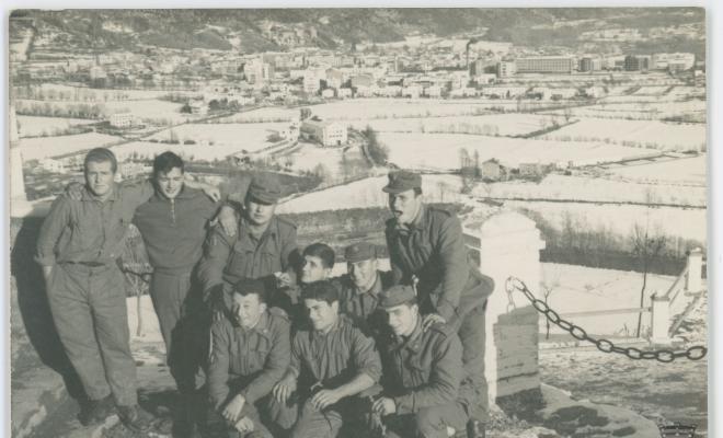 Antonio Busquet amb un grup de companys durant el servei militar a la Seu d'Urgell