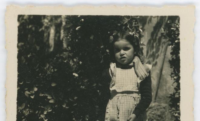 La nena Rosa Albertí al jardí de ca n'Iglésies