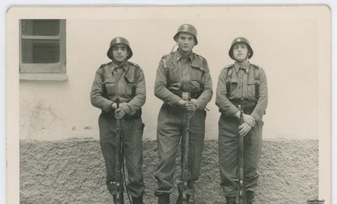 Retrat de tres joves durant el servei militar
