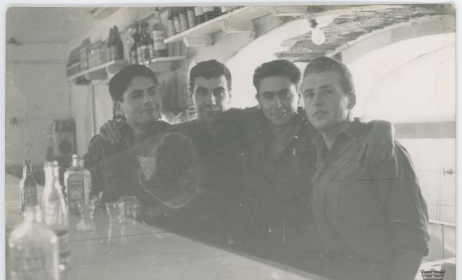 Antonio Busquet i altres joves durant el servei militar en un bar