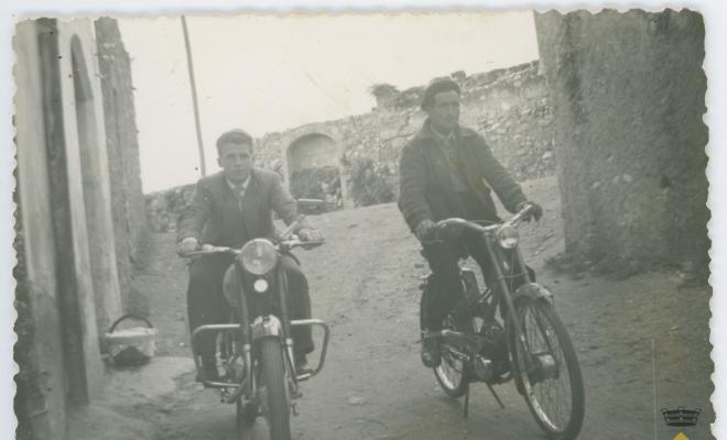 Antonio Busquet i el seu pare Pere Busquet en dues motos al començament del carrer Sant Isidre