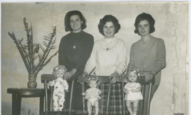 Tres dones joves amb tres nines que els van regalar les seves parelles un dia de Reis