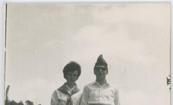 Rosa Albertí i Antonio Busquet dalt d'un muret amb la vestimenta de les caramelles