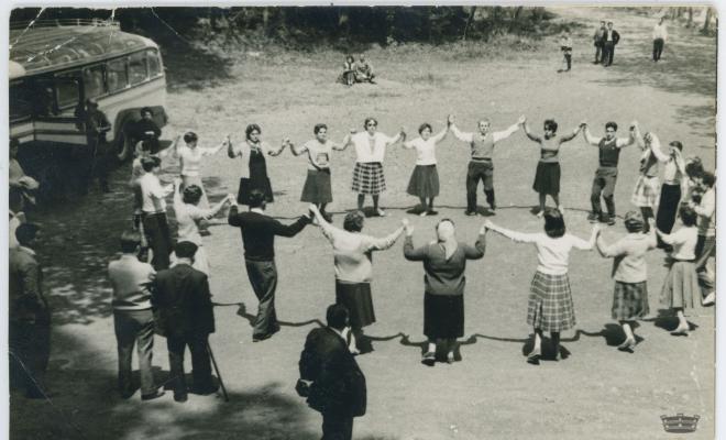Ballada de sardanes a l'aire lliure un dia d'excursió