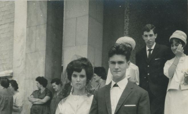 Miquel Monfort el dia del seu casament, acompanyat de la seva cosina Rosa Albertí, a les escales de l'església de Molins de Rei