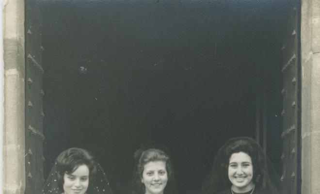 Rosa Albertí, Balbina Roca i Carme Paluzié mudades i amb mantellina per anar a un casament, probablement el de la Rosa Roca i el Lluís Pascual
