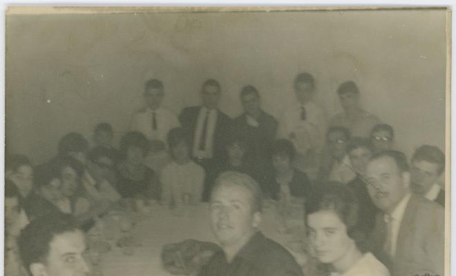 Participants a una celebració a la sala de reunions de la rectoria de l'Església