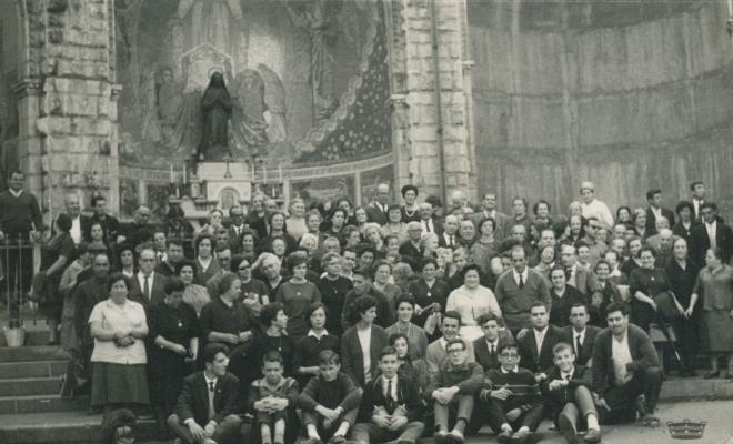 Grup de pelegrins de la Palma i altres poblacions a Lourdes, davant la capella de Santa Bernadeta de la Basílica de Nostra Senyora del Rosari