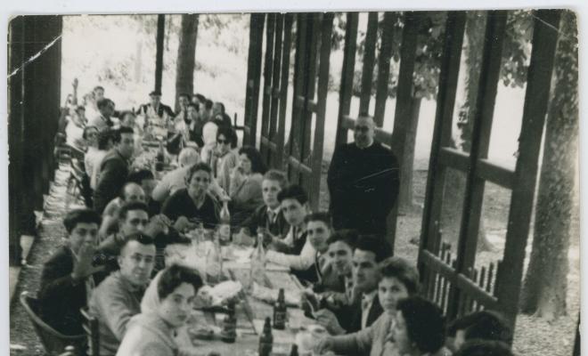 Dinar de picnic amb carmanyoles durant una excursió