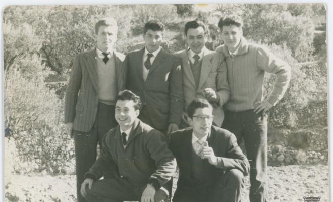 Grup de joves a la vora d'un camí