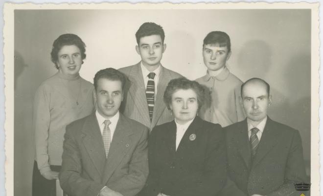 Retrat d'estudi de Paulina Roca i Josep Bartralot amb els seus fills en motiu del 25è aniversari del seu casament