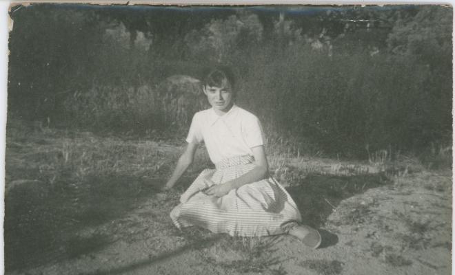 Retrat de noia a la vora d'un camí