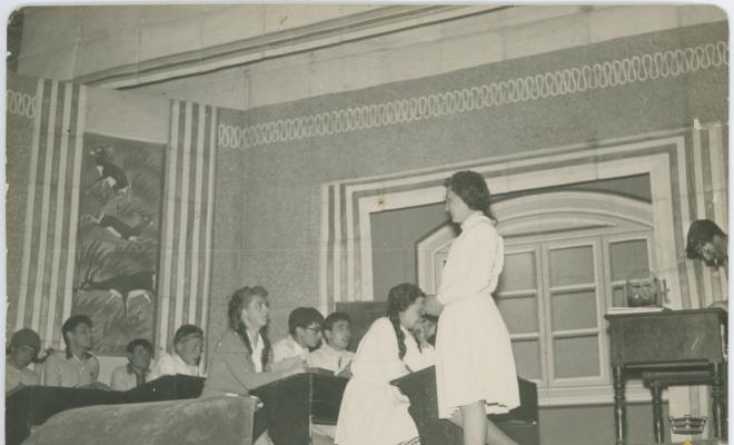 Obra de teatre a l'Aliança en la que un grup d'homes es van disfressar de dones