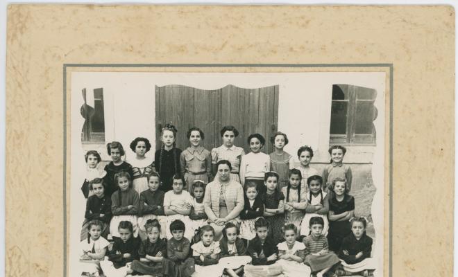Retrat de grup de les nenes de l'escola de la Palma amb la professora Vinuesa