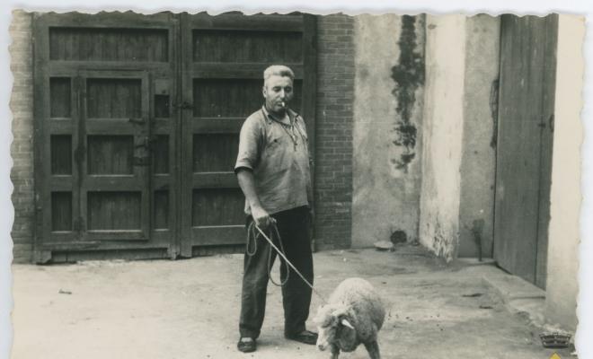 Home amb un bé