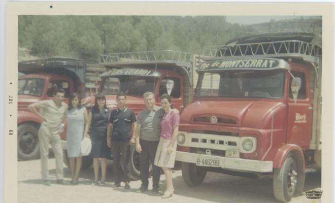 Els tres camions de Miquel Albertí dedicats al transport de virutes un dia de Sant Cristòfol