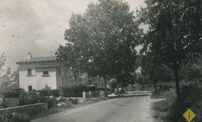 Vista de la carretera a l'alçada de l'actual número 83 de l'Avinguda Catalunya