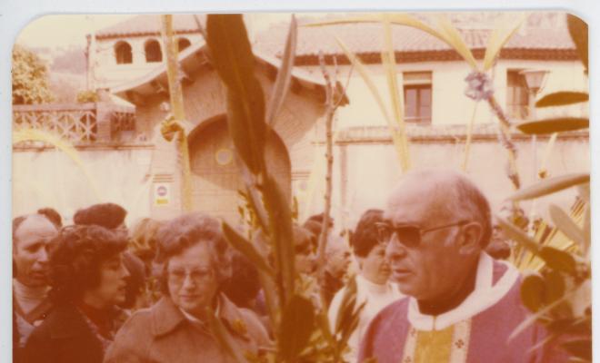 Mossèn Ignasi Vilanova un Diumenge de Rams a la benedicció de palmes i palmons a la plaça de l'Església