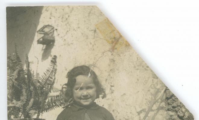 La nena Balbina Planas al pati de ca la Cinta