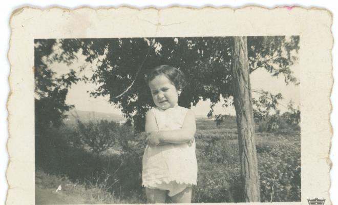 Retrat de la nena Balbina Planas a la vora d'un camí