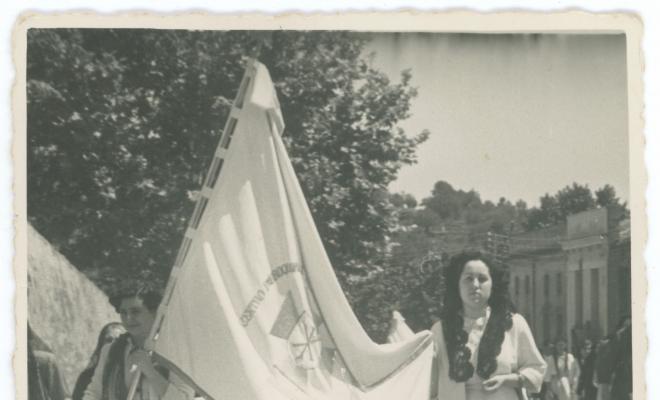 Balbina Planas durant la processó de la Festa Major amb la bandera de l'Acció Catòlica