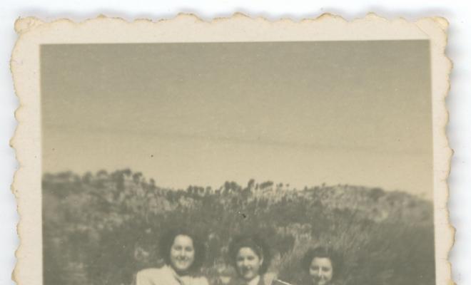 Tres noies i una nena a la vora d'un camí de la Palma